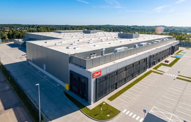 Danfoss rozwija działalność w Polsce. Nowa fabryka w Tuchomiu odpowiada na rosnące zapotrzebowanie na energooszczędne rozwiązania dla przemysłu